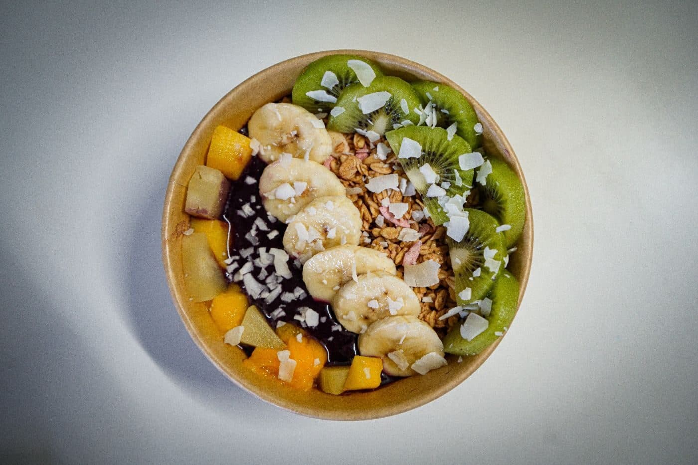 Tropical açaí činija sa mangom, ananasom i kivijem